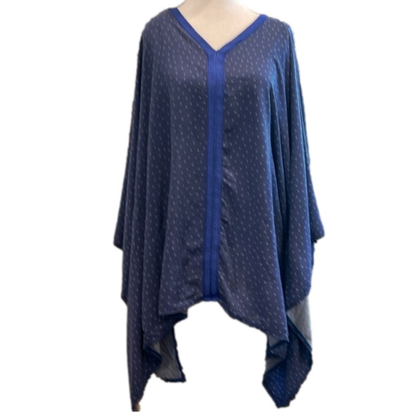 Zest d’Orient batwing coverup in light blue with white. - Picture 1 of 5